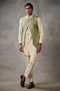 Shop for Gargee Designers Green Silk Jacquard Embroidered Bundi And Kurta Set for Men Online at Aza Fashions Koti Style Kurti For Men, Indo Western Dress For Men, India Fashion Men, Shalwar Kameez Designs, Indian Wedding Clothes For Men, Nehru Jacket For Men, Indian Fashion Trends, Kurta Set For Men, Kurta Men