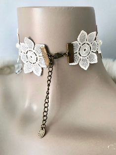 Pretty flower lace choker with details of pearls and chain teardrop beads. Adjustable chain and clasp. White Flower Shaped Pearl Chain Necklace, Elegant White Flower Choker, White Flower-shaped Jewelry With Pearl Chain, White Flower-shaped Pearl Chain Jewelry, Elegant Flower-shaped Pearl Chain Necklace, Bride Lingerie, Lace Choker, Bead Choker, Flower White