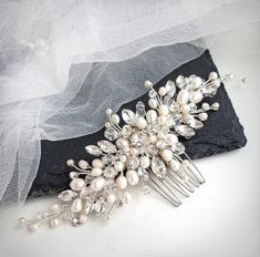 ❤ Belle mèche de cheveux de mariée en perles pour votre journée spéciale ! Peut être utilisé comme peigne de bal de promo. Le peigne à cheveux de mariage en perles est flexible et léger. Longueur 6 pouces Fait main Les demandes personnalisées sont les bienvenues Pearl Bridal Comb, Pearl Wedding Hair, Pearl Hair Comb, Floral Wedding Hair, Bridal Hair Combs Pearl, Pearl Hair Combs, Bridal Hair Piece, Wedding Hair Comb, Bridal Comb