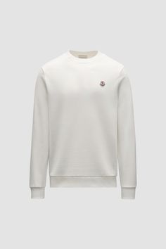 A casual staple, this sweatshirt is crafted from pure cotton. The classic crew neck style for men is embellished with a felt logo patch on the chest, a distinct Moncler design code. Luxury Crew Neck Sweatshirt With Ribbed Cuffs, Luxury Crew Neck Sweater With Logo Detail, White Crew Neck Sweatshirt With Logo, Luxury Crew Neck Sweatshirt For Winter, Luxury Crew Neck Winter Sweatshirt, Designer Crew Neck Sweatshirt With Logo, Luxury Crew Neck Sweater With Embroidered Logo, Designer Crew Neck Sweatshirt With Logo Detail, Luxury Crew Neck Top With Ribbed Collar