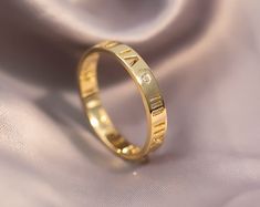 Персонализированное мини-штабелируемое кольцо из цельного - Etsy Luxury 14k Gold Stackable Engraved Ring, Timeless Stackable Engraved Ring For Anniversary, Luxury Stackable 14k Gold Engraved Ring, Luxury Stackable Engraved Ring For Gift, Luxury Stackable Engraved Ring As Gift, Luxury Stackable Engraved Wedding Ring, Gold Couple Rings With Vs Clarity For Anniversary, Luxury 14k Stamped Stackable Promise Rings, Luxury Stackable 14k Rings For Promise