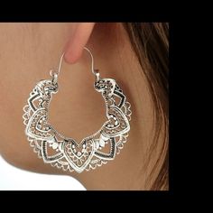 Beautiful Hoop Earrings With Filigree Pattern. These Are Sterling Silver Over Metal. Will Not Tarnish. Nickel Free & Hypoallergenic. Beautiful & Trendy These Are Perfect For Any Occasion They Glisten Hollow Earrings, Alloy Earrings, Heart Shaped Earrings, Ethnic Earrings, Bohemian Earrings, Boho Stil, Floral Earrings, Earrings Color, Indian Jewellery