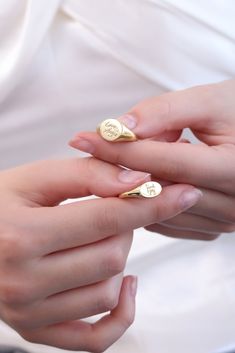 STANDARD ∙ SIGNET ∙ R I N G D E T A I L S A classic oval/circle ring with your actual handwriting   * Material: Sterling Silver, 14K Gold Filled , 14K Rose Gold Filled or 14K solid gold  (Gold Filled is made of thick 14k gold or rose gold layered on .925 sterling silver.) * Oval size: 11x7mm * Circle Size: 10mm This ring can be customized with your actual handwriting or signature. Maximum 1-3 word on this necklace. You can send us the picture of handwriting via Etsy conversation If you have any Handwriting Jewelry, Circle Ring, Recycled Sterling Silver, Stackable Rings, Gold Gold, Signet Ring, Mother's Day Gift, Gold Vermeil, Ring Gift