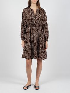 100% Silk Long Sleeve Gucci Dresses For Fall, Chic Gucci Midi Dress For Workwear, Gucci Floral Print Dress For Spring, Elegant Gucci Midi Dress For Work, Gucci Formal Midi Dress, Gucci Midi Dress For Workwear, Gucci Chic Midi Dress For Formal Occasions, Chic Gucci Formal Midi Dress, Chic Gucci Midi Dress For Formal Occasions