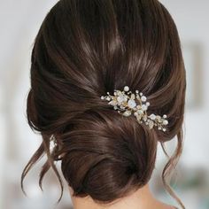 Make a bold and unforgettable statement on your wedding day with our exquisite Bridal Flower Hair Clip. Meticulously crafted, this stunning accessory combines dazzling rhinestones, delicate flowers, and pearls to create a piece of art that measures approximately 3.5 by 1.5 inches. Available in gold, silver, or rose gold options, the clip assures it complements any hairstyle with grace. This romantic hair clip not only captivates with its breathtaking aesthetics but also boasts practicality. The lightweight design guarantees it won't weigh down your hair, allowing for effortless styling in any desired fashion, whether worn on the side or back. Beyond weddings, this versatile accessory is perfect for proms, parties, dances, and other special occasions, striking the ideal balance between soph Pearl Bridal Hair Accessories, Hair Accessories For Bride, Hairstyle Reference, Bridal Pearl Earrings, Engagement Makeup, Bridal Clip, Gorgeous Hairstyles, Hairdo Wedding, Bridal Hair Piece