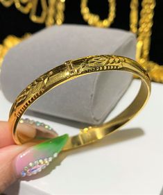 #1 Vintage 18K Yellow Gold Bangle Bracelet .... Marked 18K....Total of weights 5.9grams...Measure inside 51.5MM ( 6 1/2'' Wrist size ) W 5.5MM....It's in very good condition. #2 Vintage 18K Yellow Gold Bangle Bracelet .... Marked 18K....Total of weights 6.1grams...Measure inside 53.5MM ( 6 3/4'' Wrist size ) W 5.5MM....It's in very good condition. #3 Vintage 18K Yellow Gold Bangle Bracelet .... Marked 18K....Total of weights 5.9grams...Measure inside 50MM ( 6 2/8'' Wrist size ) W 5.5MM....It's i 22k Gold Jubilee Bangle Bracelet, 22k Yellow Gold Bangle Bracelet, Yellow Gold Bangle Bracelet Stamped 14k, Yellow Gold Stamped 14k Bangle Bracelet, Elegant Gold Band Bangle, Hallmarked Gold Round Bracelet, Hallmarked Gold Bracelet, Gold Bangle Stamped 14k As Gift, 22k Yellow Gold Bracelet Jewelry