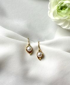 Very elegant classic earrings in the shape of leaf with white pearl inside. Metal is gold plated 925 silver. Natural pearls are AAA quality. Handmade in Spain. Comes in a gift box. Elegant Pearl Flower Earrings For Formal Occasions, Elegant Yellow Gold Teardrop Earrings For Wedding, Graceful Yellow Gold Earrings For Gift, Elegant Yellow Gold Teardrop Earrings With Ear Wire, Elegant Pearl Drop Flower Earrings For Formal Occasions, Elegant Pearl Drop Flower Earrings For Formal Events, Formal Pearl Drop Flower Earrings, Elegant Formal Flower Earrings With Pearl Drop, Graceful Yellow Gold Pearl Earrings Gift