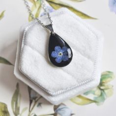 This is beautiful and elegant handmade jewelry, perfect gift for birthday or your beloved girlfriend for date.
Unique jewelry handmade with resin epoxy an dried flowers. This lightweight and cute necklace is for everything occassion. Black Flower Charm Pendant Jewelry, Black Jewelry With Flower Charm Pendant, Black Flower Jewelry For Gift, Black Flower Pendant Necklace With Charm, Black Flower Pendant Jewelry Gift, Black Flower Necklace For Gift, Black Flower Charm Jewelry, Black Flower Pendant Necklace For Gift, Black Jewelry With Flower Charm As Gift