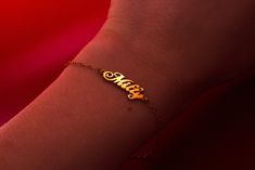 This personalized name bracelet, made of 14k gold, is a perfect dainty gift for mom. Ideal as a personalized jewelry birthday gift, this elegant name bracelet adds a touch of sophistication to any occasion. 𝐃𝐄𝐓𝐀𝐈𝐋𝐒 💎 1 name bracelet, included 💎 Material: 14k Solid Gold  💎 Length: Small, Medium or Large 💎 Finish: Polished 𝐇𝐎𝐖 𝐓𝐎 𝐎𝐑𝐃𝐄𝐑 1. In the "Personalization Field", enter the name to be engraved 2. Select the bracelet length 4. Select desired shipping method  𝐘𝐎𝐔 𝐌𝐈𝐆𝐇𝐓 𝐀𝐋𝐒𝐎 𝐋𝐈𝐊𝐄 💎 https://www.etsy.com/shop/RUMJewelry?section_id=47032677 💎 https://www.etsy.com/listing/755198568/evil-eye-ring-gold-evil-eye-ring-with?click_key=7f668b2e02e1e4fc060be1fd5285cbac38f836bb%3A755198568&click_sum=463ed137&ref=shop_home_active_42&pro=1&frs=1 𝐒𝐇𝐈𝐏𝐏𝐈𝐍𝐆 Sh Dainty Nameplate Bracelet For Personalized Gift, Dainty Customizable Name Bracelet For Personalized Gift, Classic Name Bracelet For Mother's Day Gift, Customizable Dainty Name Bracelet For Personalized Gift, Customizable Dainty Name Bracelet, Dainty Customizable Name Bracelet, Classic Customized Name Bracelet As Personalized Gift, Classic Customized Name Bracelet For Personalized Gift, Dainty Engraved Name Bracelet For Personalized Gift