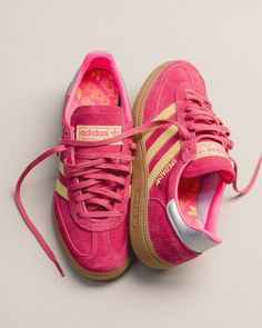 #sneakers #sneakersaddict #adidas #spezial Pretty Sneakers, Adidas Handball Spezial, Yellow Adidas, Adidas Handball, Dr Shoes, Pretty Shoes Sneakers, Shoe Wishlist, Funky Shoes, Adidas Pink