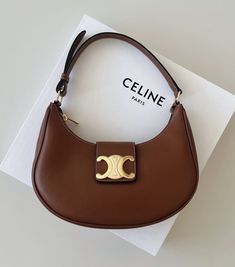 Small Cute Handbags, Staple Designer Bags, Luxury Brown Shoulder Bag, Luxury Vintage Brown Elegant Shoulder Bag, Handbags Aesthetic, Vintage Luxury Bags, Vintage Bag Aesthetic, Vibtage Handbags, Trending Bags