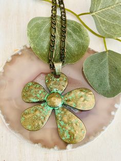 Nickel-free Green Flower Pendant Jewelry, Handmade Vintage Necklace With Flower Shape, Vintage Handmade Flower Shaped Necklaces, Vintage Handmade Flower Shape Necklaces, Handmade Vintage Flower Shape Necklaces, Bohemian Flower-shaped Nickel-free Necklace, Bohemian Flower-shaped Nickel Free Necklace, Vintage Handmade Flower Shaped Necklace, Bohemian Gold Flower Pendant Necklace