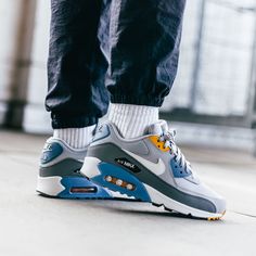 "Nike Air Max 90 Essential" •Wolf Grey• on-feet #airmax90 #airmax #sneakers Lebron 16, Sneaker Heads, Fly Shoes, Tennis Style, Rare Sneakers, Shoe Design