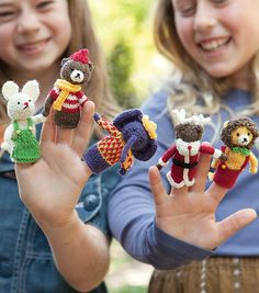 Free Knitting Pattern for Menagerie Puppets with Free Trial - Five dressed-up animal finger puppets including elephant, lion, bear, bunny and reindeer. Designed by Monica Rodriguez Fuertes. Pattern available for free with a free trial at Creativebug. Finger Puppet Patterns, Loop Knitting, Puppet Patterns, Animal Bear, Knitting Patterns Toys, Finger Puppet, Knitted Animals, Cadeau Diy, Knitting Magazine