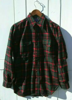 PENDELTON CLASSIC PLAID BUTTON UP SHIRT EXCELLENT CONDITION SMALL DEFECT BELOW POCKET Plaid Shirt With Spread Collar And Buttons, Classic Flannel Shirt With Snap Buttons For Work, Classic Plaid Shirt With Buttons, Classic Plaid Flannel Shirt For Winter, Classic Fitted Flannel Shirt For Fall, Classic Flannel Shirt With Snap Buttons, Plaid Cotton Shirt With Buttons, Vintage Plaid Shirt For Work, Classic Fitted Collared Flannel Shirt