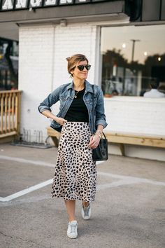 Skirt With Sneakers Outfits, Midi Skirt With Sneakers, Printed Midi Skirt Outfit, Style A Midi Skirt, Skirt With Sneakers