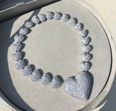 Presentamos la exquisita cadena de corazones: ¡una brillante leyenda en joyería!

¿Buscas el regalo perfecto para ella? Nuestra cadena de corazón helada adornada con circonitas en forma de corazón es una verdadera joya, ¡y no es de extrañar que esté ganando inmensa popularidad! ¡Ideal para cumpleaños, Navidad, Día de San Valentín, Día de la Madre y cualquier ocasión especial que se te ocurra!

Experimente el glamour: Elija entre 3 impresionantes colores: dorado, oro blanco y rosa Oro

Elaborado con materiales de oro, oro blanco y oro rosa de alta calidad, este collar cuenta con una elegancia y durabilidad incomparables.

Ajuste perfecto para cada cuello: Disponible en tres tamaños: 16 pulgadas, 18 pulgadas y 20 pulgadas, lo que garantiza que encontrará el que mejor se adapte a sus necesida Icy Chain, Bubble Heart, Crystal Anklet, Expensive Jewelry Luxury, Hearts Necklace, Heart Chain, Expensive Jewelry, Pink Jewelry, Butterfly Jewelry