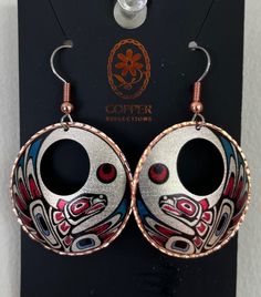 On offer is a West Coast First Nations Copper silver-plated and diamond-cut designs copper earrings. Surgical Steel ear wires. New in box and no polishing needed. Fine example of Indigenous Art from the Northwest Coast First Nations of Canada. If you want to see more of my items, google ( The Kanata Shop ) NOTE: APPLIES TO ALL BUYERS  Look At all Picture's Closely, What You See Is What You Will Receive, I Do My Best To Get You The Best View Of The Item.  (PLEASE ASK ALL AND ANY QUESTIONS?)  LOOK West Coast Jewelry, Plate Earrings, Great Plains, Northwest Coast, Indigenous Art, Copper Earrings, First Nations, Art Jewelry, Cut Design