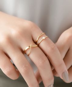 Hand Jewelry Rings, Delicate Gold Ring, Gold Ring Designs, Gold Jewelry Simple, Classy Jewelry, Fancy Jewellery