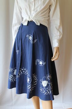 "Such a pretty skirt that has been hand printed with a delicate white floral pattern, hibiscus A wrap skirt that can fit many sizes Navy blue makes this versatile and wearable for all seasons Label: Paradise Isle Made in USA Size 1 (not sure of the equivalent sizing in modern day so please refer to measurements) Seems to work best for a waist size around 25 to 28 inches Hand wash in cool water, line dry Content: 50% Cotton 50% Polyester Measurements: Approximate measurements laying flat Width of Hawaiian Skirt, Pretty Skirt, Skirt Wrap, Pretty Skirts, Wrap Around Skirt, Printed Skirt, Hawaiian Dress, Wrap Skirt, Printed Skirts