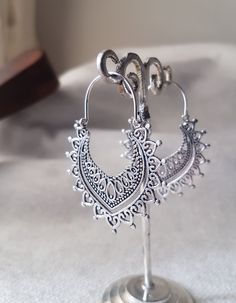 African geometric silver plated earrings SIZE: 48 mm x 38 mm. YOU CAN FIND SOME SIMILAR MODELS IN: https://www.etsy.com/es/listing/483419991/pendientes-tribal-espiral-brass-earrings?ref=shop_home_active_1&frs=1 https://www.etsy.com/es/listing/702446473/pendientes-bohemios-ethnic-earrings-gold?ref=shop_home_active_6&frs=1 https://www.etsy.com/es/listing/701692855/pendientes-tribales-gold-earrings-ethnic?ref=shop_home_active_7&frs=1 SHIPPING: I use certified mail for my shipments. You Bohemian Silver Teardrop Earrings, Handmade Silver Alloy Earrings, Handmade Alloy Dangle Earrings, Handmade Alloy Drop Earrings, Silver Alloy Hoop Earrings As Gift, Nickel Free Alloy Round Hoop Earrings, Handmade Antique Silver Metal Jewelry, Handmade Alloy Earrings As Gift, Alloy Drop Earrings