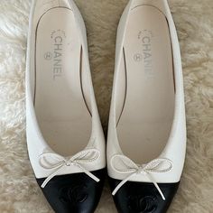 Authentic Chanel Ballet Flats Worn Couple Times Inside So Minimal Wear I Absolutely Love These Rare Finds Unfortunately They’re A Bit Small And Should’ve Sized Up European Size 38 Chanel Ballerina, Black And White Flats, Chanel Pumps, Ballet Socks, Chanel Flats, Carrie Bradshaw, Chanel Shoes, Chanel Ballet Flats, Walk On