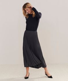 Pleated Skirt Slate Dressed up or down with ease, this pleated matte skirt is perfect for any occasion. With an easy, ultra-flattering drape, this piece is meant for styling with varied silhouettes: pair it with a relaxed knit or turtleneck for an elevated look or a slim-fit tee for more casual styling. | Jenni Kayne Women's Pleated Skirt Size X-Small Jenny Kayne, Black Pleated Skirt Outfit, Elastic Waistband Skirt, Womens Pleated Skirt, Jenni Kayne, Fashion 2024, Charcoal Color, Bottom Clothes, Winter Style