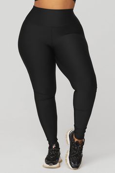 Just as perfect for out and about as they are for a good sweat session. These leggings are made from Airlift—our most compressive, supportive fabric with a sheeny finish and four-way-stretch for a glove-like fit. The high-rise waistband is double-layered for a sleek look, and the full-length legs are designed to hit at the ankle. Choose your favorite color(s) and get ready to wear yours on repeat. Outfit Tennis, Running Marathon, Tennis Quotes, Tennis Outfit, Tennis Tips, Marathon Runner, Womens Black Pants, Cute Bras, Women Running