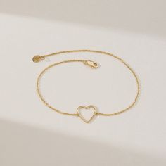 Anabella Follow your heart and it’ll lead you to our 14k solid gold bracelets. The cut-out heart charm in the middle is bound to make a statement. Needless to say, this dainty piece would make the perfect gift for her. - Handmade- Solid Gold- The Dimension of the Heart: 10 mm All Sarah Elise bracelets come beautifully boxed in suede pouches you can always use (which really comes in handy when traveling!)