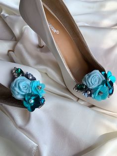 KerryParkerStore's Oyster Bay Shoe Clips <3 Set of 2 stainless steel base shoe clips/ 1 Pair Don't miss out on the chance to give your heels a makeover like never before! Adorned in oceanic hues of sky, navy, cerulean, sapphire & arctic, this piece is a lovely symphony! With huge emerald and admiral gemstones it radiates opulence and is sure to give a royal touch to all your heels. The Swarovski crystals and embedded pearls give it a perfect finishing touch! It is set on a specially desig Floral Bridal Shoes, Bridal Shoe, Handmade Wedding Favours, Oyster Bay, Heel Accessories, Embellished Shoes, Embellished Heels, Floral Heels, Prom Heels