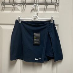 Nike Tennis Skirt Tennis Accessories For Women, Tennis Outfits Aesthetic, Nike Tennis Clothes, Nike Workout Clothes, Sports Shoes Nike, Nike Tennis Outfits, Normcore Outfits, Tennis Uniforms, Mini Tennis Skirt