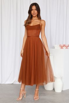 Signal My Way Tulle Midi Dress Chocolate Kain Tile, Tulle Midi Dress, Summer Wedding Guests, Look Retro, Wedding Guest Dress Summer, Guest Outfit, Textured Fabric, Wedding Guest Outfit, Guest Dresses