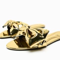 Zara Woman New Collection Spring Summer 2023 Metallic Flat Slider Sandals. Bow Embellishment On The Front. Sole Height: 1 Cm. / 0.3″ Brand New Size 7.5 Composition Upper 100% Polyurethane Lining 100% Polyurethane Sole 100% Polyurethane Thermoplastic Insole 100% Polyurethane By Elegant Beach Flats For Spring, Elegant Summer Beach Flats, Elegant Spring Beach Flats, Gold Sandals For Spring Evenings, Gold Flats For Summer Formal Occasions, Gold Flats For Summer Formal Events, Gold Sandals For Evening In Spring, Gold Flats For Formal Summer Occasions, Gold Flats For Formal Summer Events