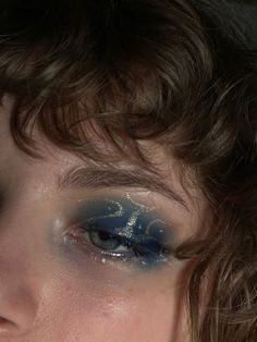 Blue And Gold Makeup, Graphic Eyeliner Makeup, Gold Eyeliner, Funky Makeup, Concert Makeup, Graphic Eyeliner, Ethereal Makeup, Eyeliner Makeup, Gold Makeup