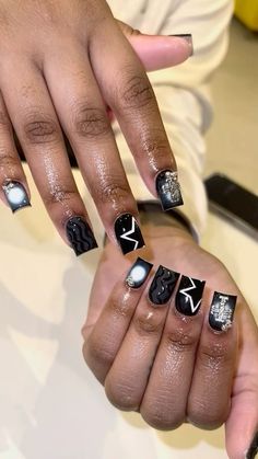 Black Virgo Nails, Black Short Nails With Design, Birthday Short Nail Set Ideas, Non French Tip Nails, Black Nail Sets Designs, Shorties Nails Black, Acrylic Nails Shorties, Black Shorties Nails, Short Nails Acrylic Black