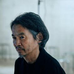 あまりに難解な内容から映像化は不可能とされた作家・安部公房の代表作『箱男』が映画化され、2024年8月23日に公開された。一度は頓挫したプロジェクトを約27年越しに実現させたいま、監督・石井岳龍は何を思うのか。 監督インタビューは @wired_jp のプロフィールリンクで。 📸: Shintaro Yoshimatsu