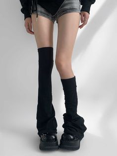 Elevate your style with these stunning black leg warmers. Measuring 68cm in length, the pure black color adds a versatile and timeless appeal, making them perfect for any outfit. The flared design offers a unique and fashionable flair. Garment Size SizeFree SizeFull Length68Cuff27/56