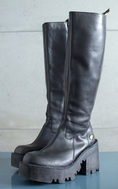 Hold/reserved unique BUFFALO platform boots. True 90s vintage 40 EUR, 9 US WOMEN, 7 UK WOMEN condition: excellent high quality leather made in Spain Leather Knee-high Platform Boots For Streetwear, Leather Moto Boots With Chunky Platform Knee-high, Black Boots Chunky, Vintage Black Boots, 90s Boots, Steampunk Boots, Goth Boots, Womens Booties, Dr Shoes