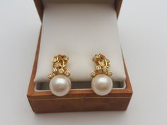 Beautiful, classic, 18K gold and diamonds 9mm pearl stud earrings 9mm white Chinese freshwater cultured pearls Real diamonds Well made by a known artist, excellent finish with omega backs A beautiful gift for a special person Handmade * 18K gold * omega spring backs * AAA 9mm Chinese freshwater cultured pearls * 0.11 carats of diamonds, 14 stones, H color VS quality * made in Israel by designer Moti Kashi see more beautiful creations by the same designer at Kashi Design - https://etsy.me/2Vxdfct Japanese Pearls, Beautiful Pearl Necklace, White Pearl Necklace, Diamond Gift, Akoya Pearls, Freshwater Cultured Pearls, Pearl Stud Earrings, Pearl Studs, Special Person