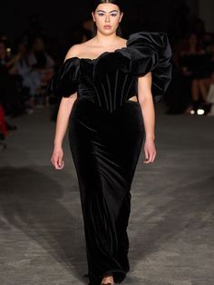 Plus Size Red Carpet, Velvet Corset Dress, Velvet Corset, Trumpet Skirt, Guest Attire, Elegante Casual, Plus Size Models, Christian Siriano, Winter 2022