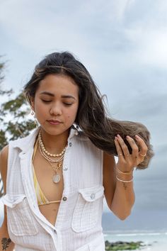 A must have gold chain Monstera Necklace. This tropical necklace features an organic carved mother of pearl monstera leaf dangling from a gold filled paperclip chain. Complete your beach jewelry collection with this gorgeous everyday piece. ✦ DETAILS ✦✧ Name: Makana (mah KAH nah) - gift.✧ Carved Mother of Pearl Monstera Leaf.✧ 18kt gold filled chain with spring clasp.✧ All Ke Aloha Jewelry pieces come packaged thoughtfully, beautifully, and ready for gift giving. Gold Shell Necklace For Vacation, Beachy Style, Summer Gold Shell Necklace With Ocean-inspired Style, Jasmine Jewelry, Gold Ocean-inspired Shell Necklace For Vacation, Gold Shell-shaped Necklace For Beach, Unique Choker Necklaces, Monstera Necklace, Gold Shell-shaped Bohemian Necklace, Unique Choker