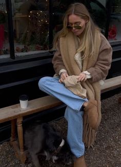 Chestnut Ugg Outfit, Ugg 2022 Outfit, Ugg Mini Chestnut, Ugg Boots Winter Outfits, Ugg Mini Street Style, Ugg Autumn Outfit, Ultra Ugg Mini, Minu Ugg, Ugg Boot Style