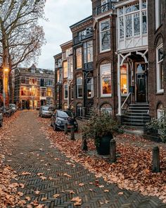 𝒫𝒾𝓃: 𝑔𝑜𝓁𝒹𝓈𝒽𝑜𝓇𝓉𝓎 💌 Fall Aesthetic Soft, South Of France Autumn, Cozy Neighborhood Aesthetic, Fall Aethstetic, Dawn Core, Fall Houses, Fall Cafe, Pennsylvania Fall, Fall Town