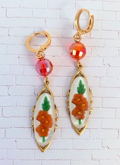 Fascinating vintage relief Lucite cabochons mounted on high-end sturdy stamped brass pieces with lustrous faceted beads for a little added shimmer. Classic versatile earrings that will complement so many wardrobe options. If these caught your eye, you may also like the Bluebell https://etsy.me/35X8fJg or the Chrysanthemum https://etsy.me/3CIEHv1 These make a special gift too! Thanks for looking! Retro Brass Jewelry With Matching Earrings, Retro Brass Drop Earrings, Retro Brass Dangle Jewelry, Vintage Pierced Enamel Earrings, Handmade Vintage Czech Glass Flower Earrings, Handmade Czech Glass Vintage Flower Earrings, Handmade Czech Glass Flower Earrings In Vintage Style, Vintage Handmade Brass Clip-on Earrings, Handmade Vintage Brass Clip-on Earrings