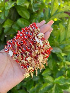 Evil Eye 🧿 Beaded Bracelet In many cultures, it is believed that evil eye bracelets protect against misfortune, evil looks and negative energy. Wear your bracelet for good luck and protection. ✨ The Red Evil Eye brings you courage, more enthusiasm and energy. It protects you from fears and anxiety. ✨ (Large red bead with a horseshoe, elephant and a Hamsa hand Charm) Red Evil Eye Bracelet, Mexican Bracelets, Red Evil Eye, Charm Bracelets For Girls, Girly Bracelets, Gifts Best Friend, Preppy Bracelets, Eye Bracelets, Red Beaded Bracelet