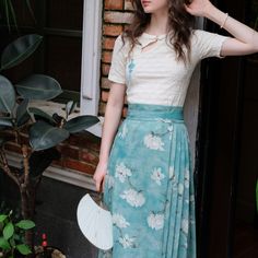 A long Chinese pleated skirt with boldly drawn white flowers in a bright blue with a hint of green, and a slim top with a Chinese knot embroidered on the chest. The flowers in full bloom give an elegant impression. Wear it elegantly and create a glamorous atmosphere. 
 
 Item 
 
 Skirt 
 Tops 
 
 
 Size 
 
 Skirt 
 
 S size 
 
 Total length: 94cm 
 Waist: 64-66cm 
 
 M size 
 
 Total length: 96cm 
 Waist: 68-70cm 
 
 L size 
 
 Total length: 98cm 
 Waist: 72-74cm 
 
 
 Tops 
 
 S size 
 
 Length Chinese Knot, White Top, Skirt Top, Pleated Skirt, Floral Skirt, White Flowers, White Background, Floral Pattern, Sleeve Length