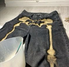 Bleach Mushroom Pants, Fabric Marker Ideas Jeans, Bleached Clothes Diy, T Shirt Bleaching Ideas, Bleached Shirt Ideas, Diy T Shirt Ideas, Bleach Clothes Design, Clothes Design Ideas, Bleach Art Clothes