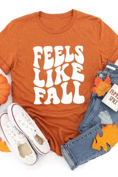 Orange Feels Like Fall Short Sleeve Graphic T Shirt Trendy Short Sleeve T-shirt For Fall, Trendy Short Sleeve Fall T-shirt, Summer Cotton Tops With Lettering, Casual Summer Tops With Lettering, Relaxed Fit Tops With Lettering For Summer, Cotton Summer Tops With Lettering, Relaxed Fit Summer Tops With Lettering, Summer Tops With Lettering In Relaxed Fit, Cotton Tops With Lettering For Summer