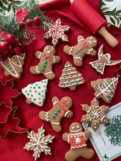 Easy Gingerbread Decorating Ideas, Aesthetic Gingerbread Cookies, Gingerbread Christmas Tree Cookies, Gingerbread Cookies Aesthetic, Gingerbread Cookie Designs, Christmas Cookies Aesthetic, Pink Christmas Bedroom, Girly Christmas Gifts, Cute Christmas Cookies