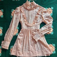 Beautiful Handmade Dress. 1970’s. Talon Zipper. Size Xs/S Womans. High Quality Material. Has One Imperfection Under Neck Ruffle (See Photos) Absolutely Gorgeous Details. 1970s Fashion Women Outfits, Cottagecore 70s, Fashion Women Outfits, 1970s Fashion Women, Vintage Cottagecore, Hipster Outfits, Handmade Dress, 1970s Fashion, Prairie Dress